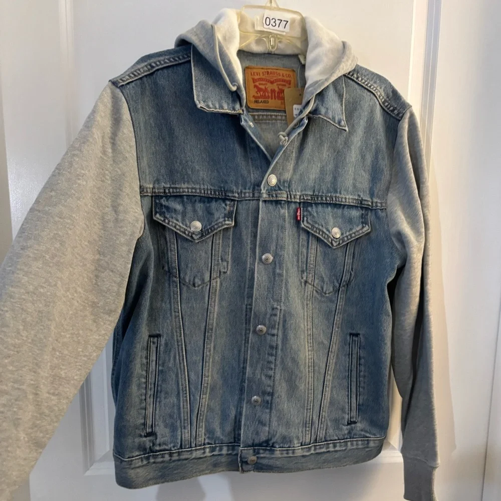 Men's Levi’s Light Blue Denim Jacket with Gray Hoodie Sleeves Sz Med NWT